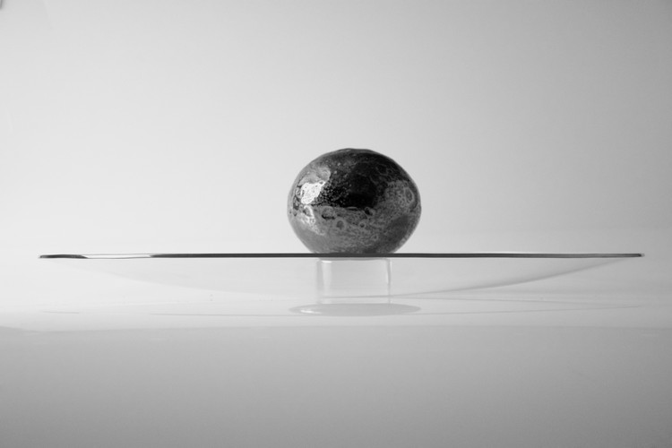 Astéroïde Vesta en verre soufflé coloré 13x15cm, vasque en verre transparent thermoformé Ø60x6cm, socle en verre plein transparent taillé Ø8x6cm. CERFAV, 2016