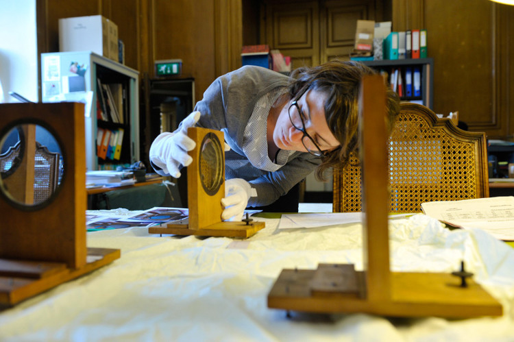 Inspection d'un instrument ancien - droits : Gil Lefauconnier