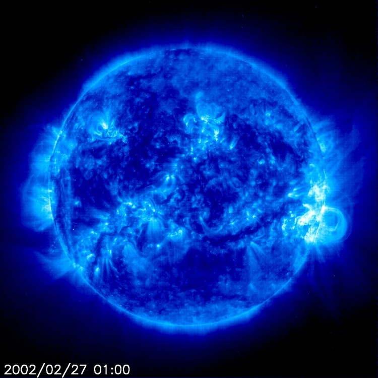 Grandes boucles magnétiques vues par le satellite SOHO – droits : SOHO (ESA & NASA)