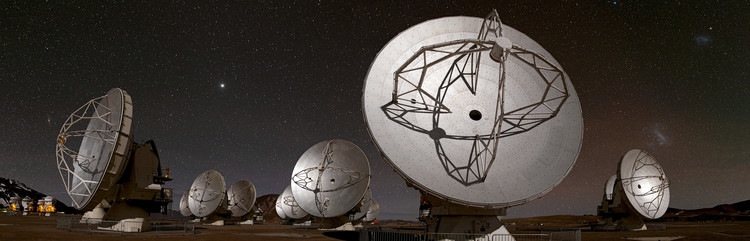 ALMA de nuit - droits : ESO/B. Tafreshi
